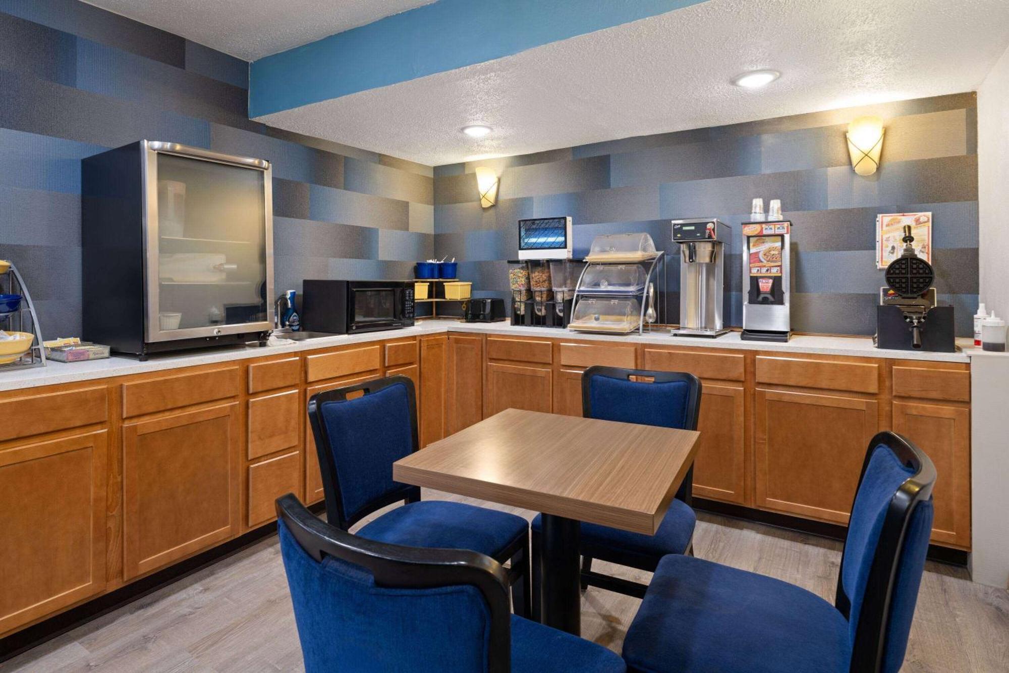 Days Inn & Suites By Wyndham Kokomo Esterno foto