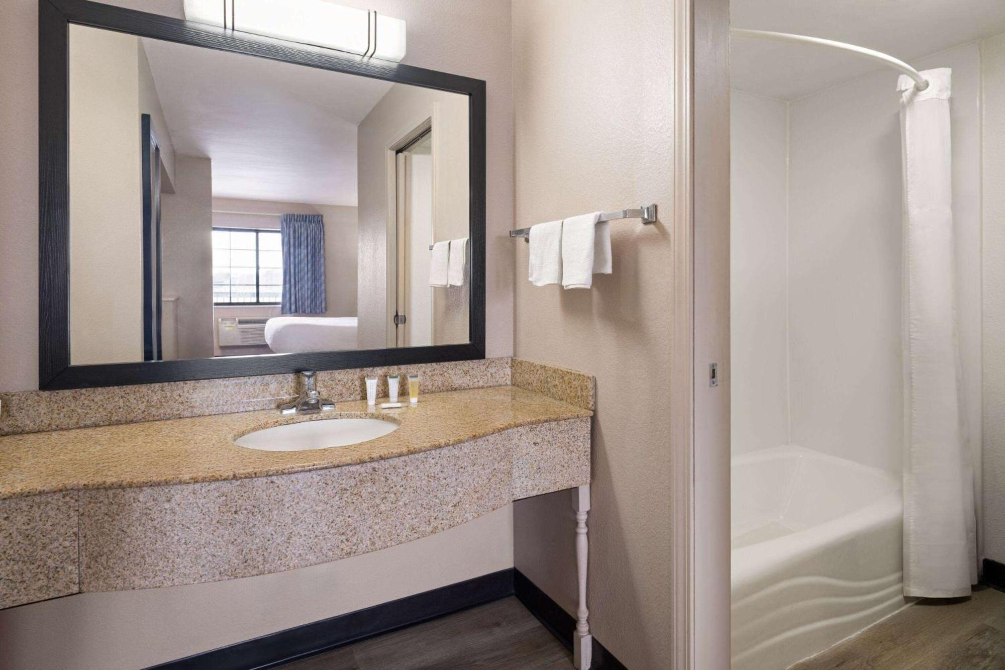 Days Inn & Suites By Wyndham Kokomo Esterno foto