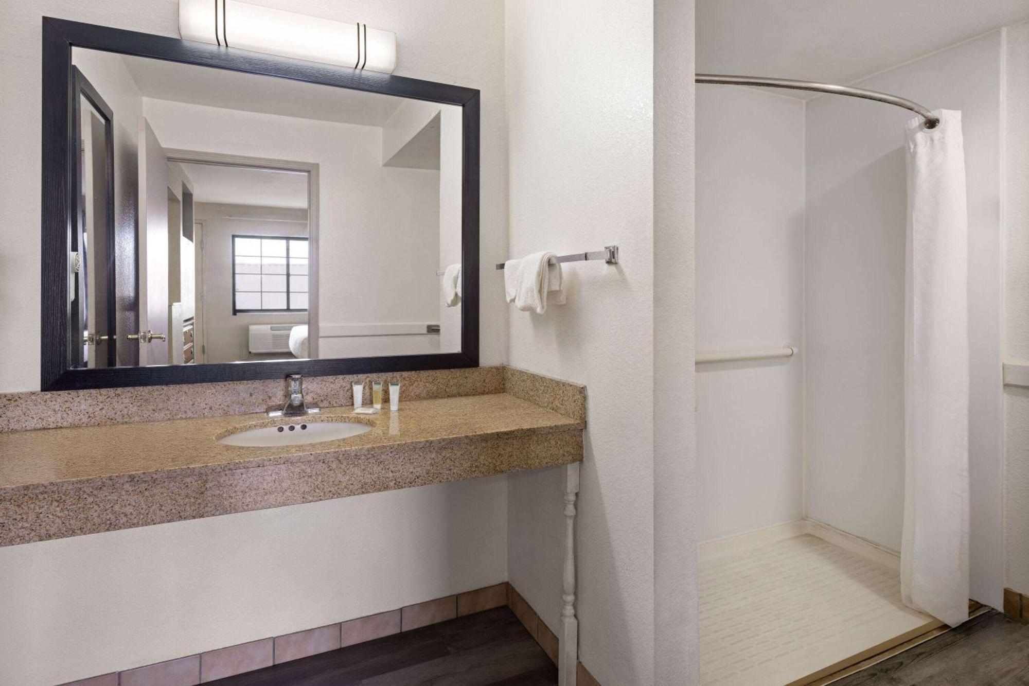 Days Inn & Suites By Wyndham Kokomo Esterno foto