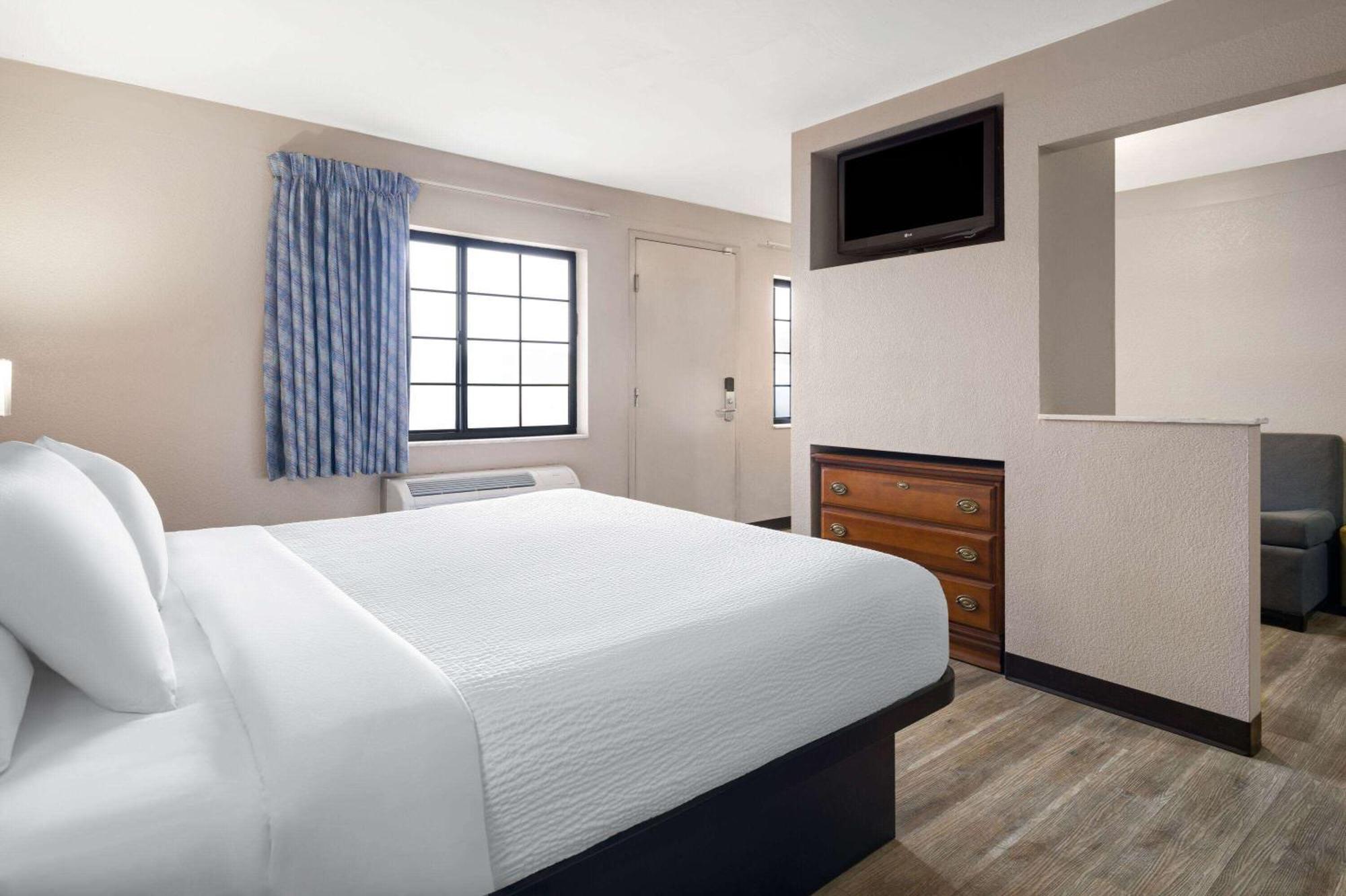 Days Inn & Suites By Wyndham Kokomo Esterno foto