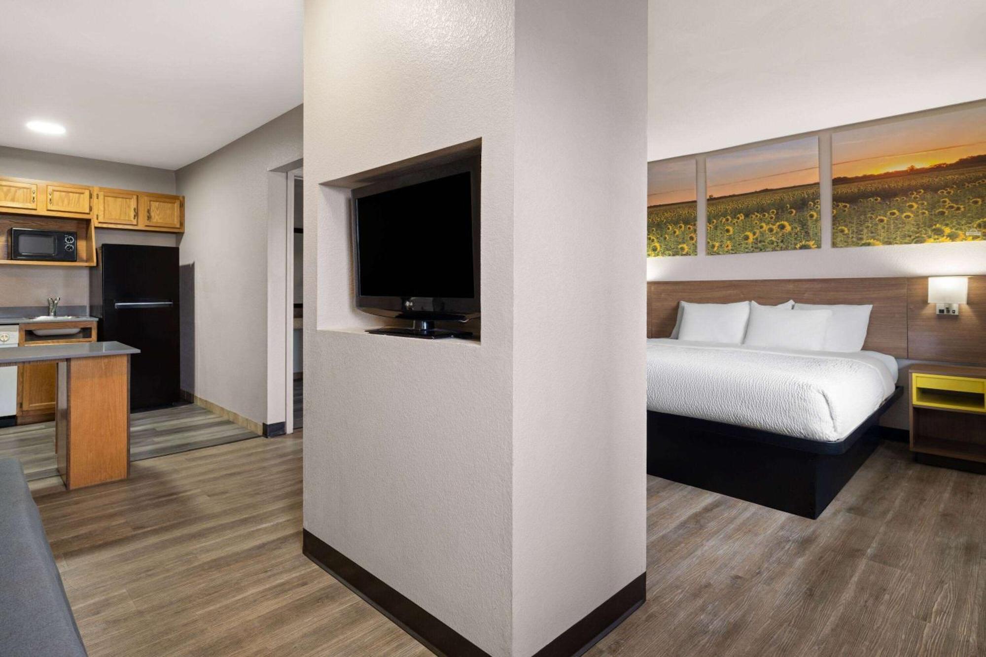 Days Inn & Suites By Wyndham Kokomo Esterno foto