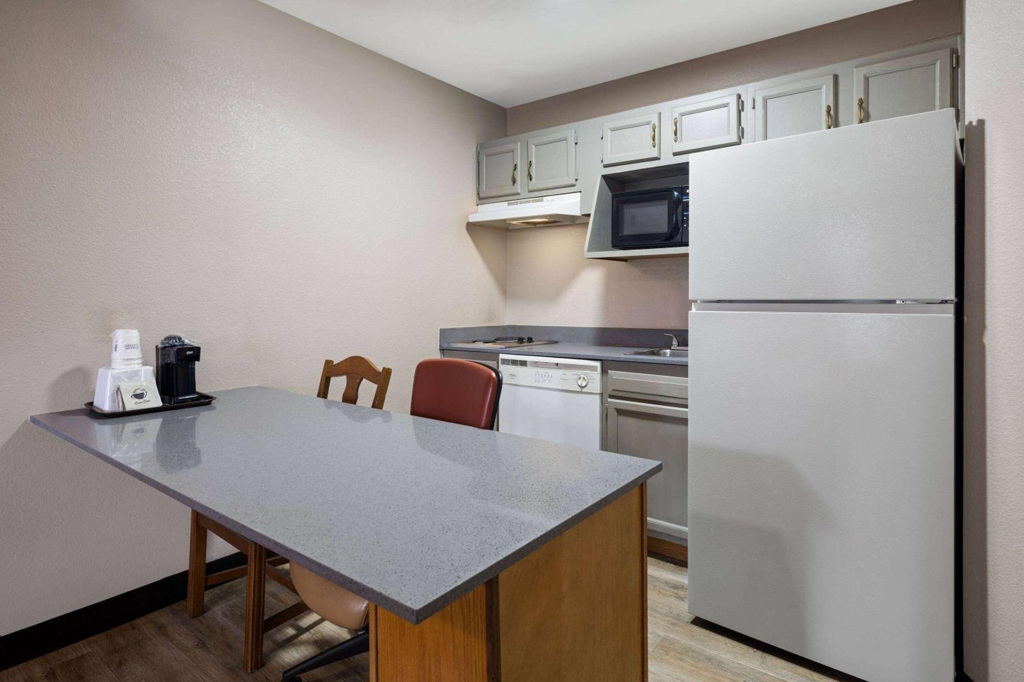 Days Inn & Suites By Wyndham Kokomo Esterno foto