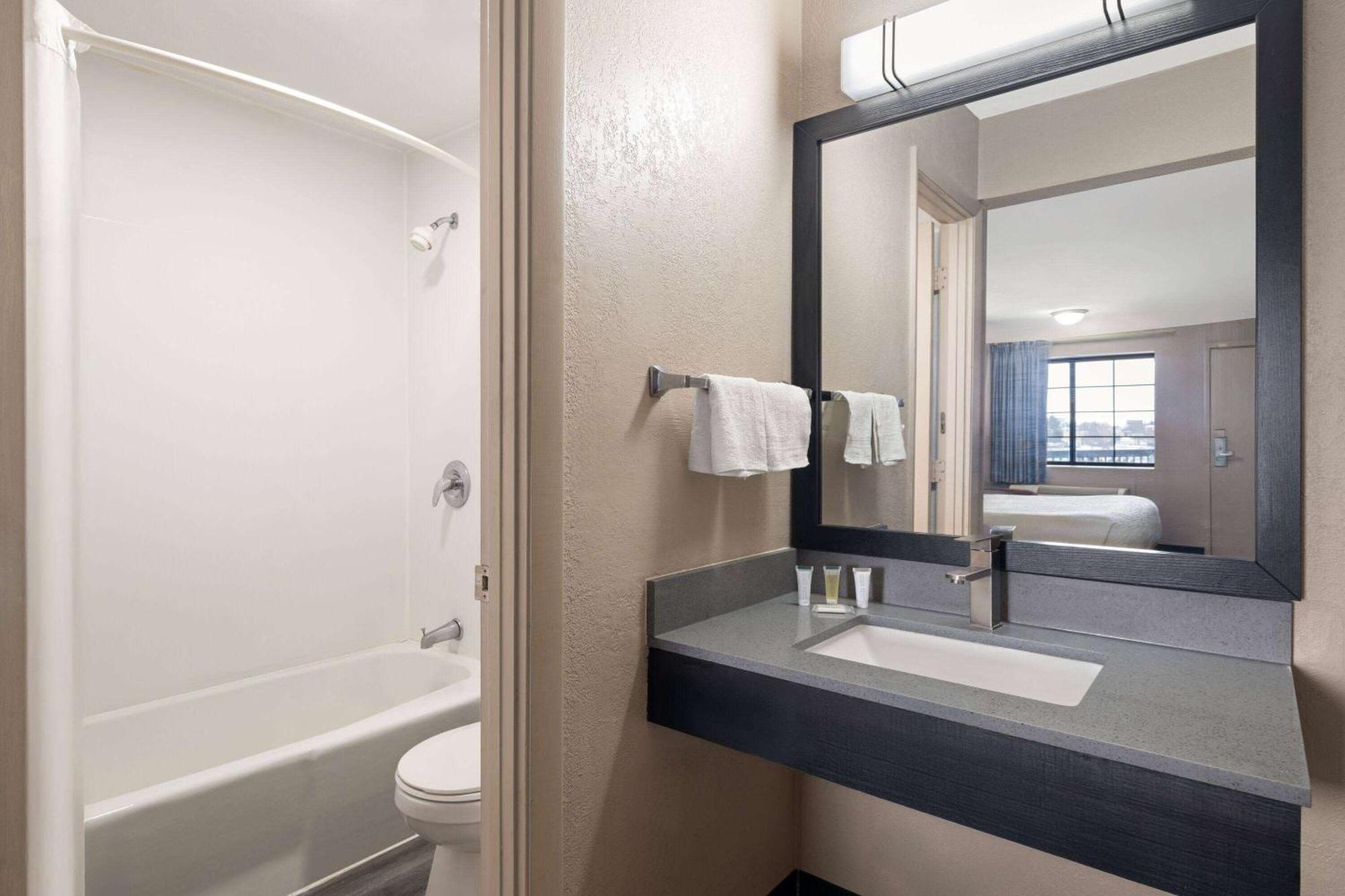 Days Inn & Suites By Wyndham Kokomo Esterno foto
