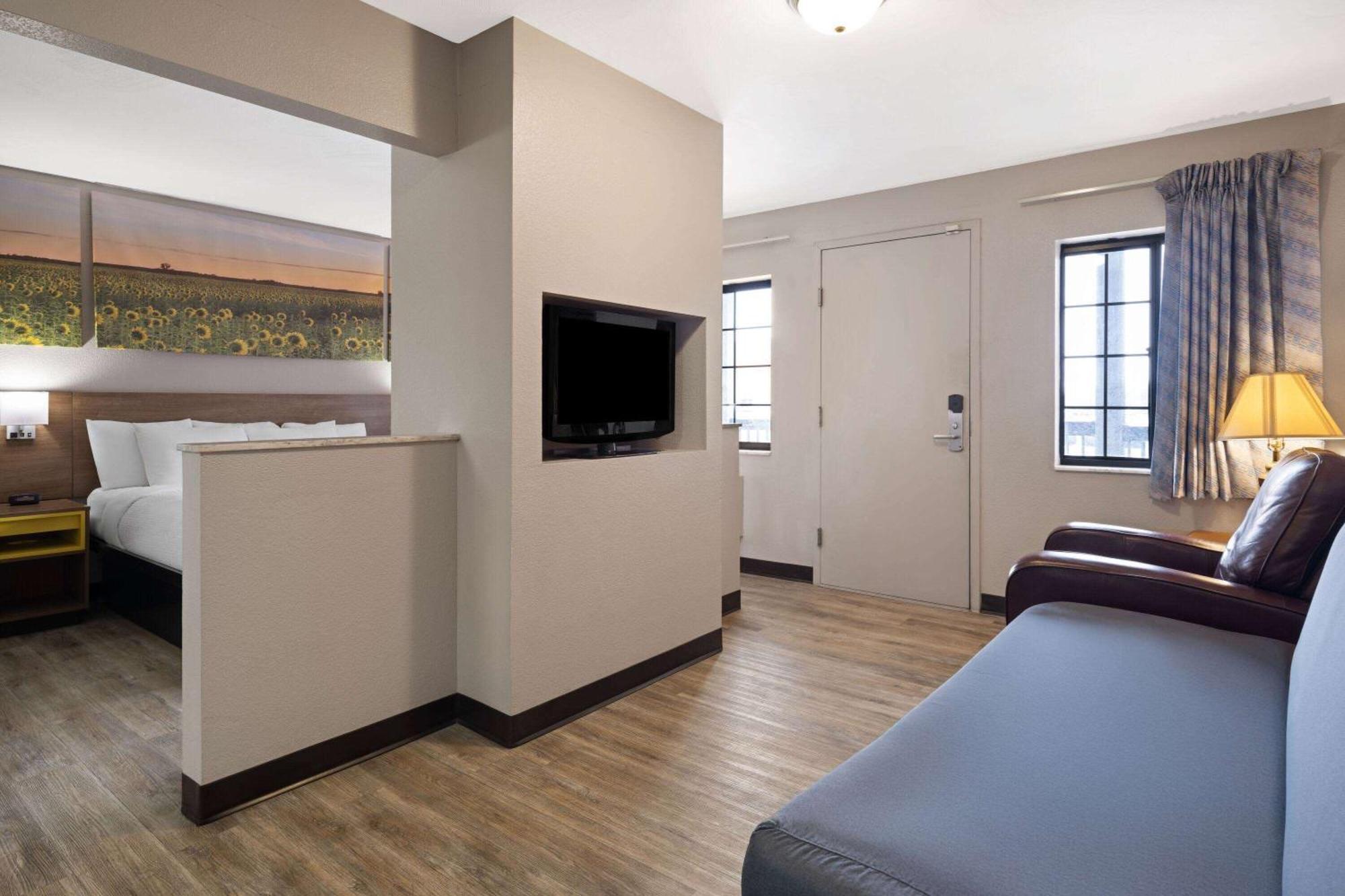 Days Inn & Suites By Wyndham Kokomo Esterno foto