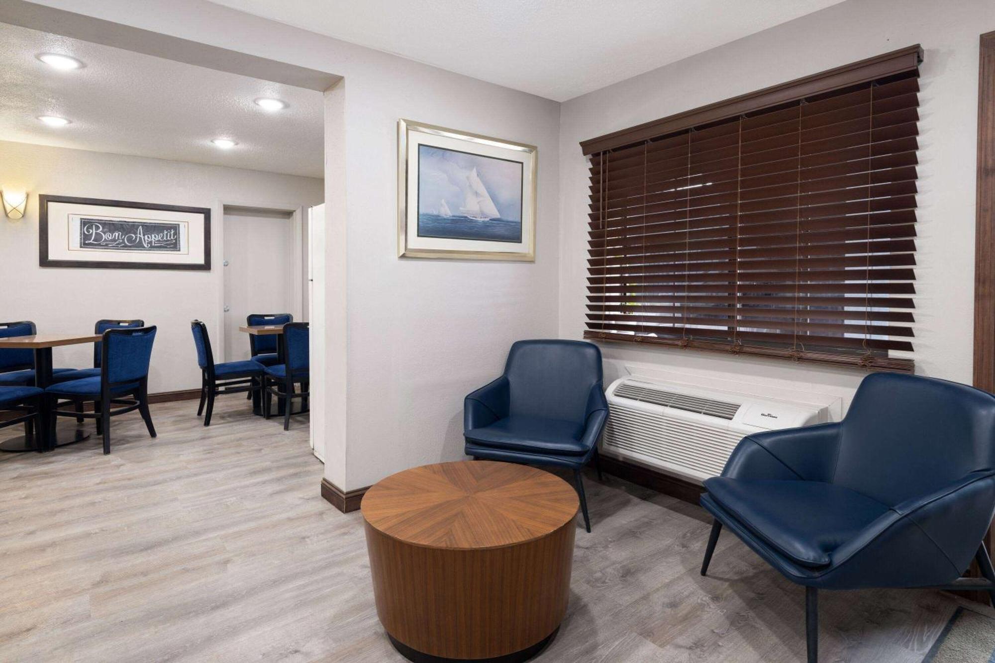 Days Inn & Suites By Wyndham Kokomo Esterno foto