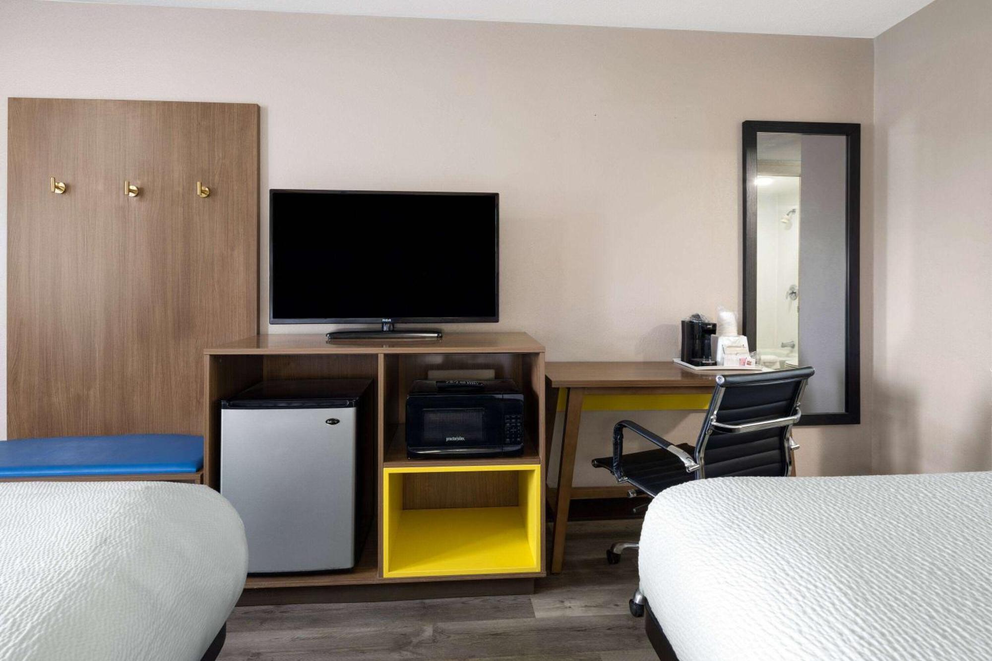 Days Inn & Suites By Wyndham Kokomo Esterno foto