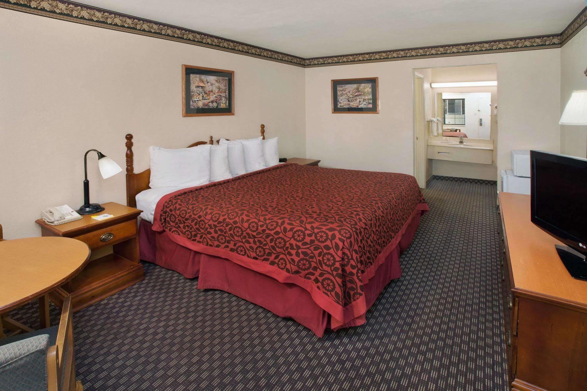 Days Inn & Suites By Wyndham Kokomo Esterno foto